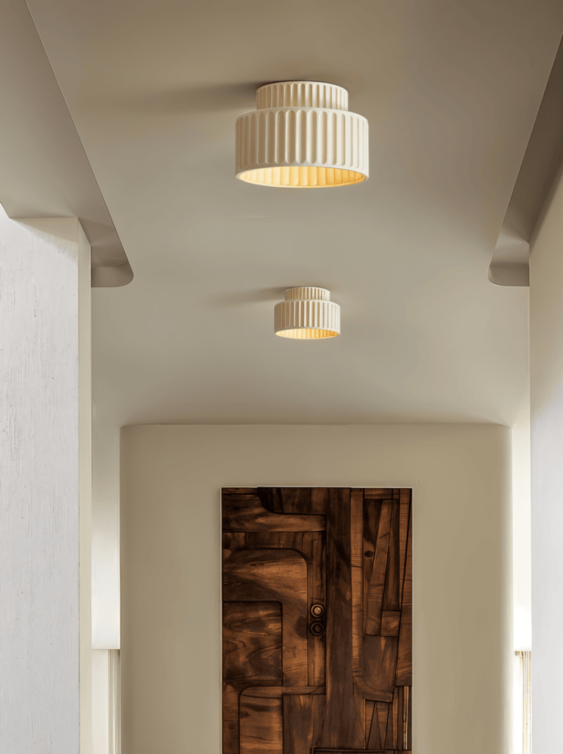 Loftlampe i resin med riflet design
