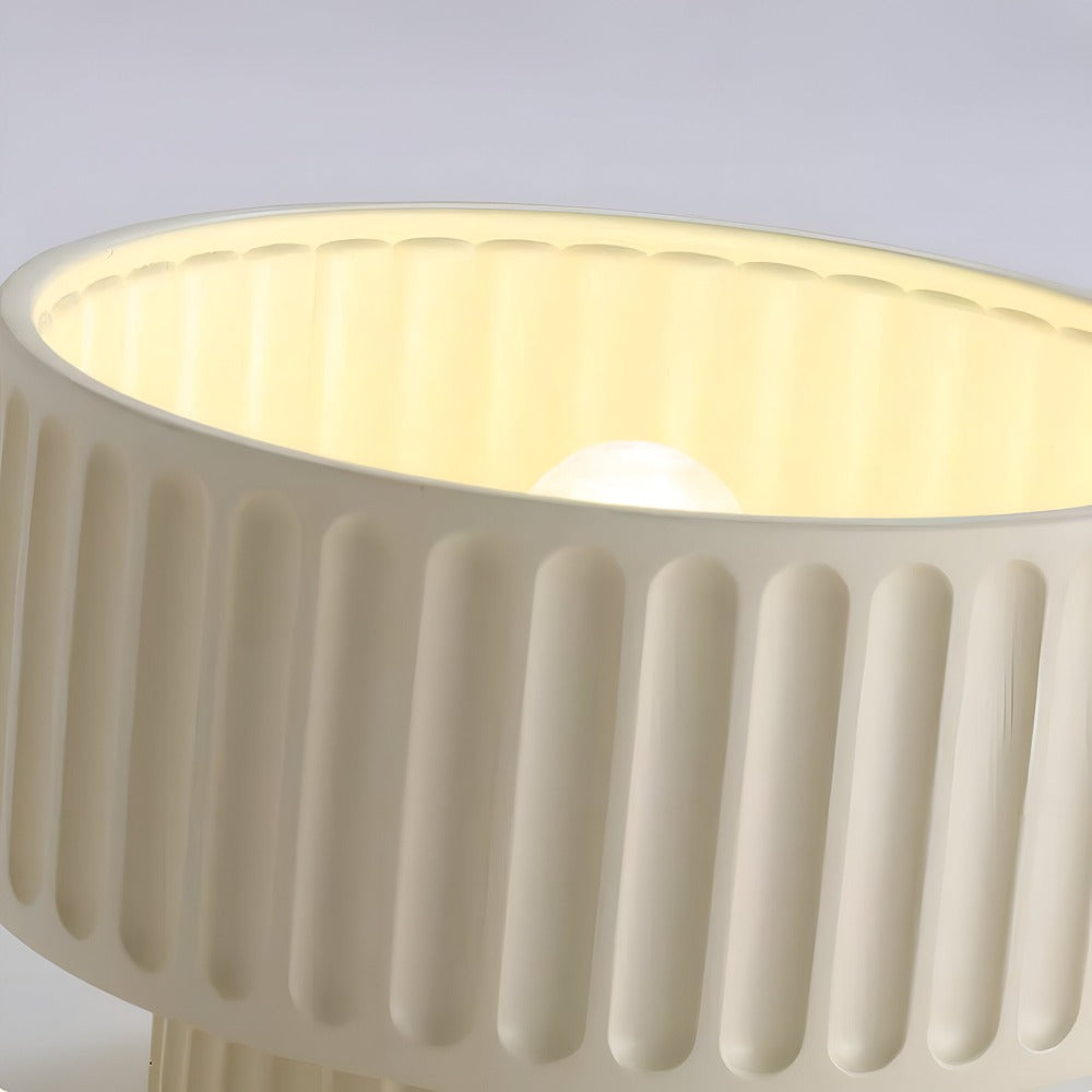 Loftlampe i resin med riflet design