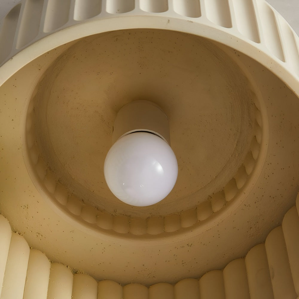Loftlampe i resin med riflet design