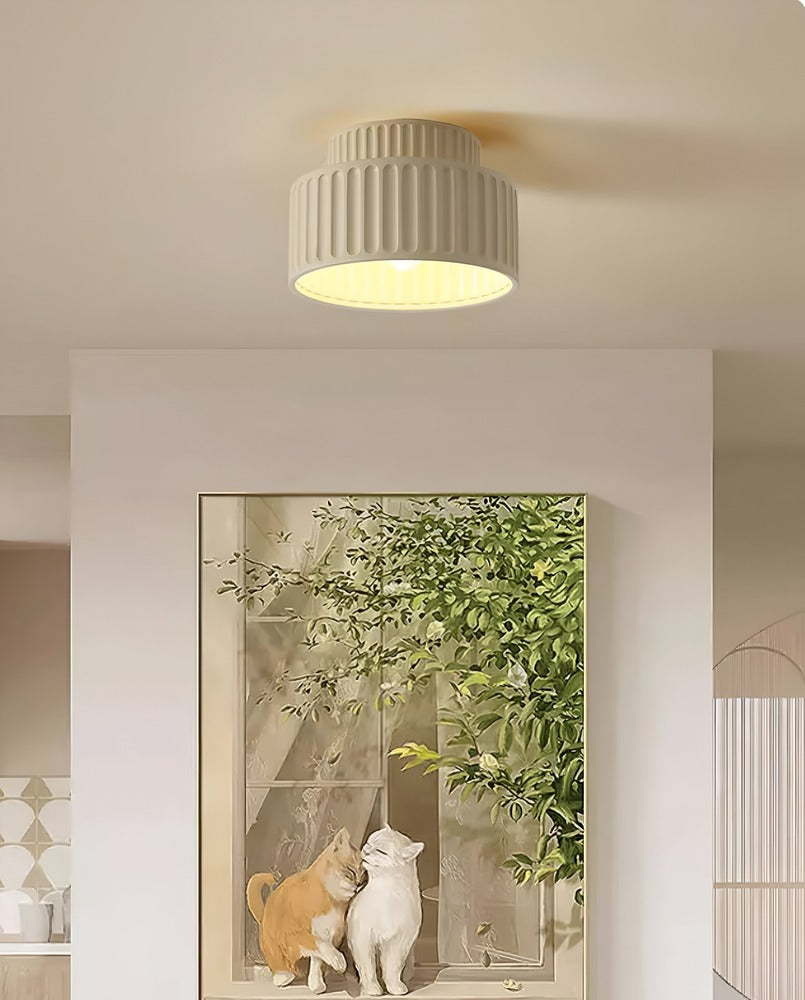 Loftlampe i resin med riflet design