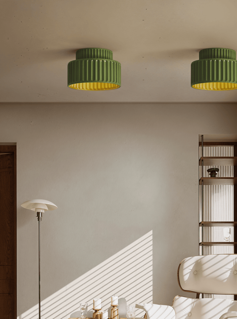 Loftlampe i resin med riflet design