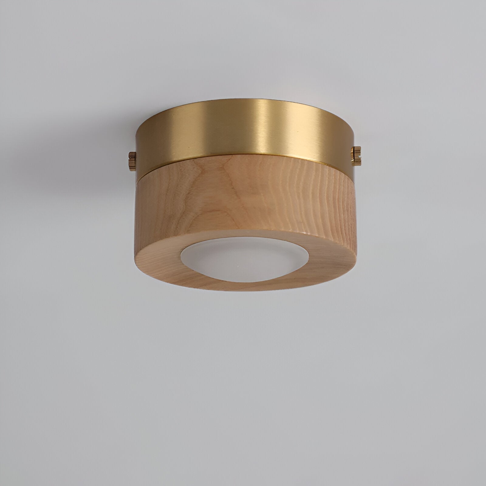 Loftlampe i træ med cylindrisk skærm og messingring