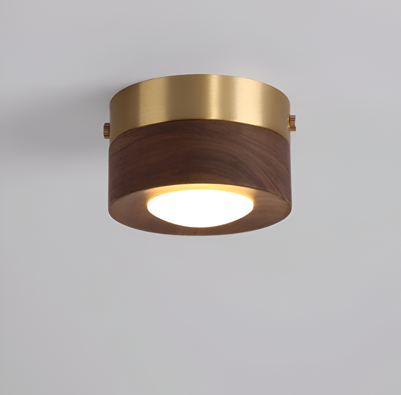 Loftlampe i træ med cylindrisk skærm og messingring