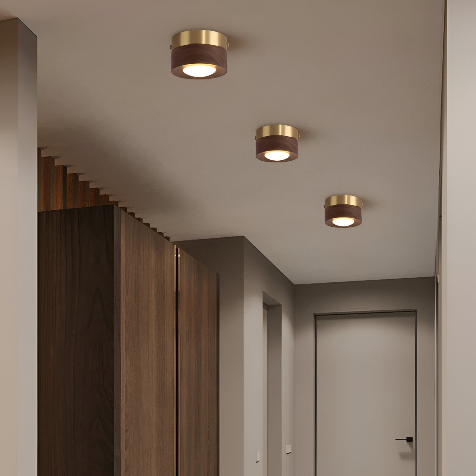 Loftlampe i træ med cylindrisk skærm og messingring