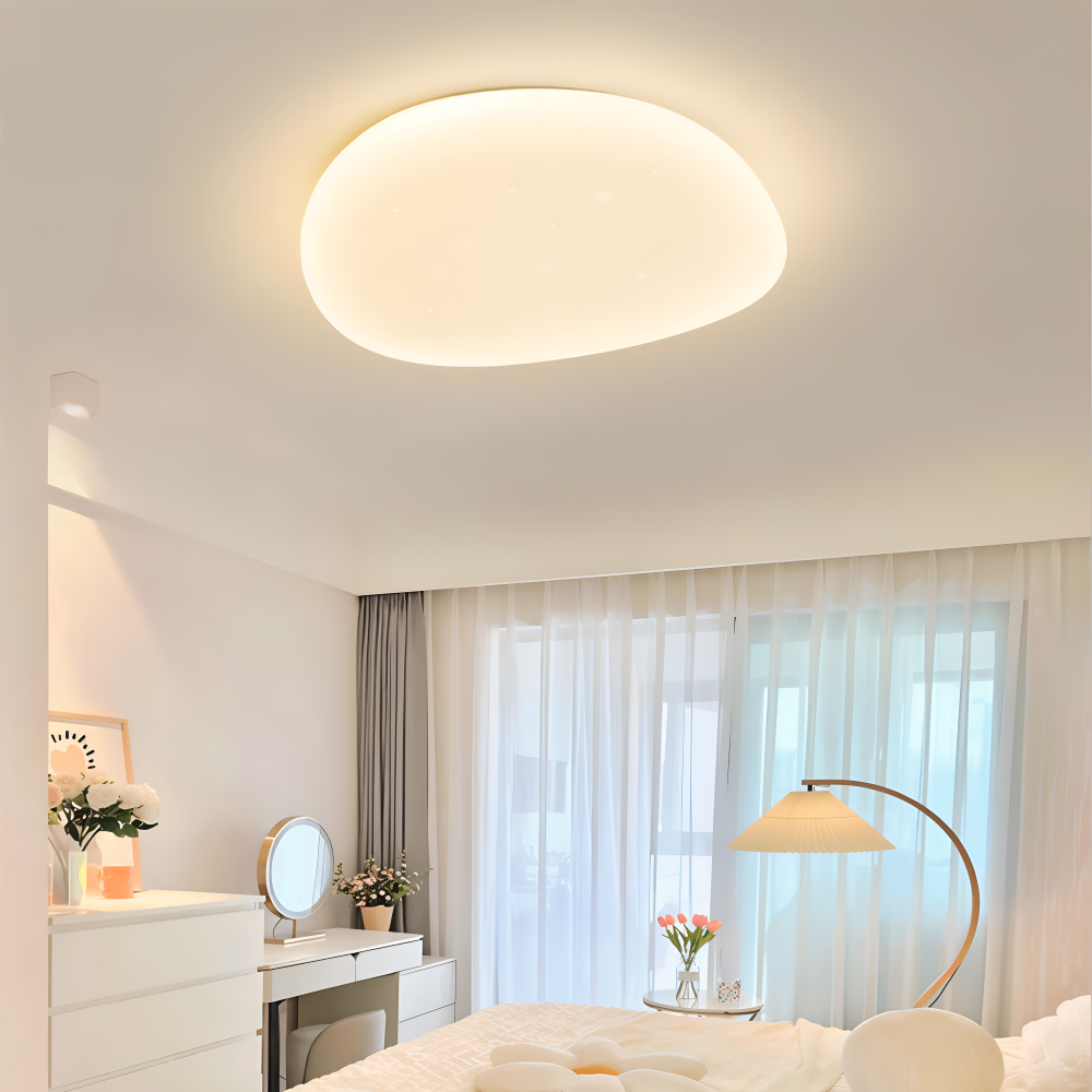 Loftlampe med organisk stenform og frostet opalglas