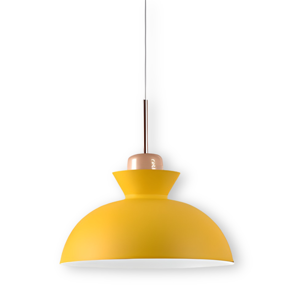 Loftslampe med forskelligt formede matskærme og trædetaljer