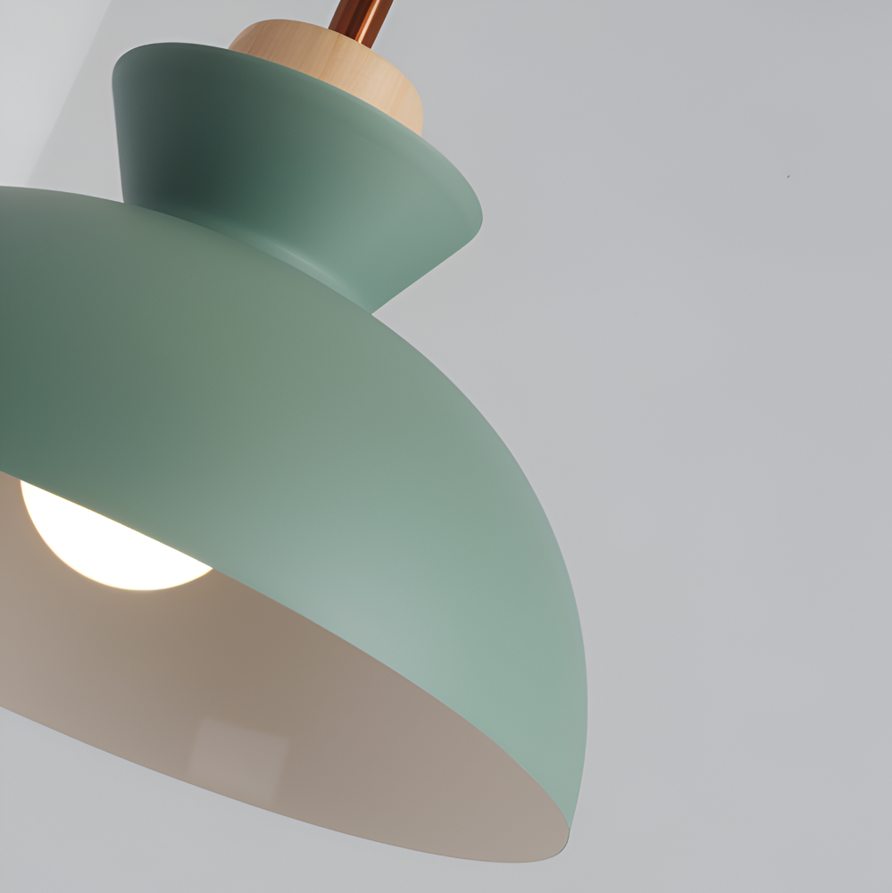 Loftslampe med forskelligt formede matskærme og trædetaljer