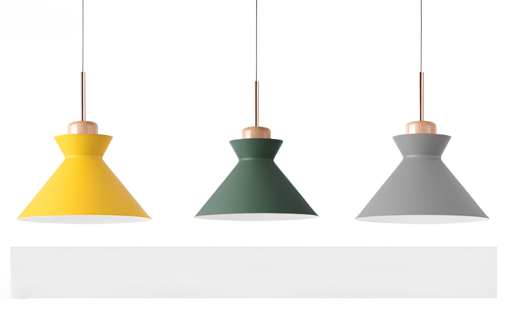 Loftslampe med forskelligt formede matskærme og trædetaljer