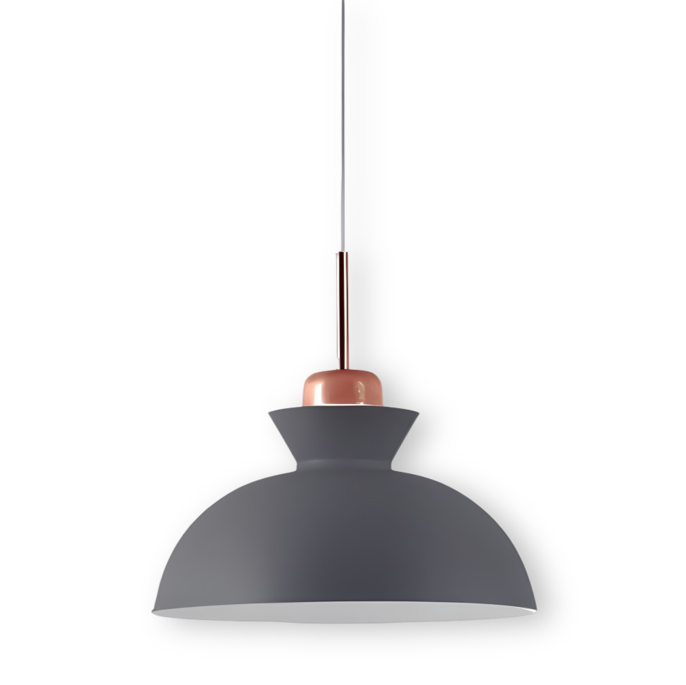 Loftslampe med forskelligt formede matskærme og trædetaljer