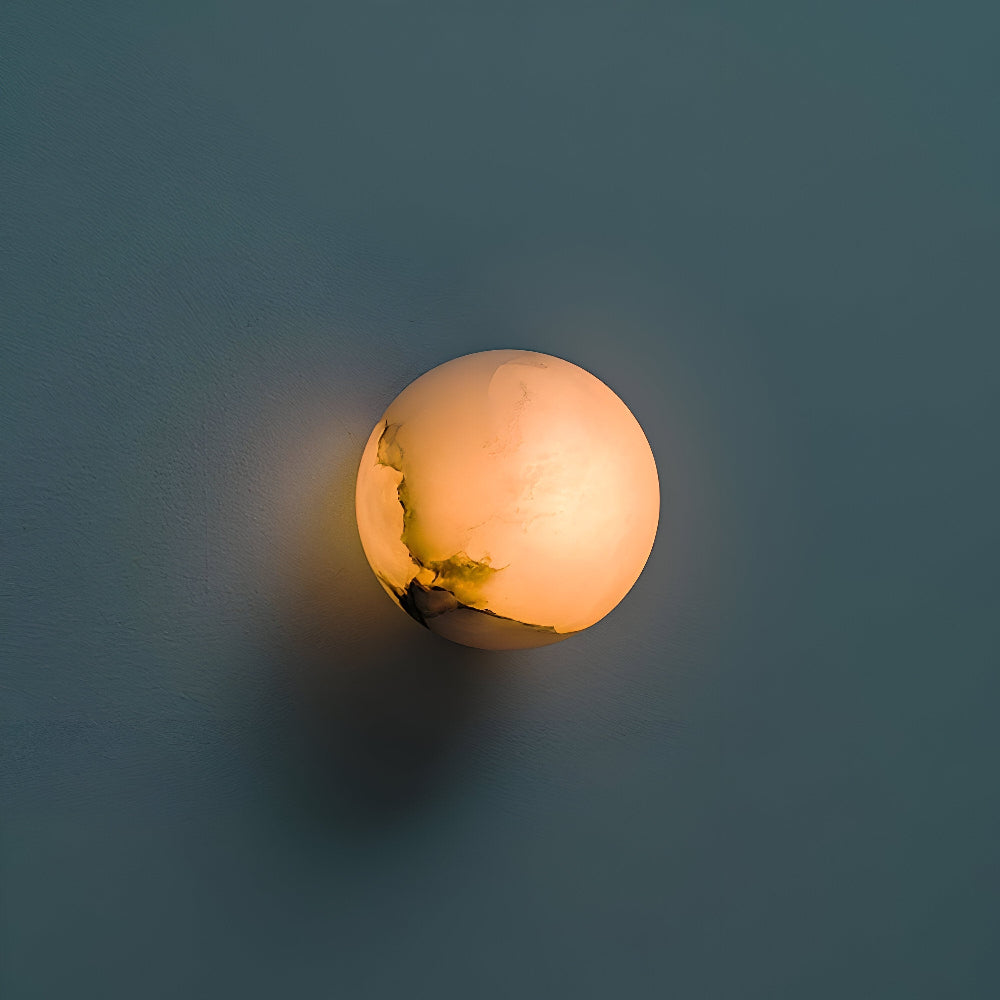 Marmorkuglelampe med alabastskærm og messingbeslag