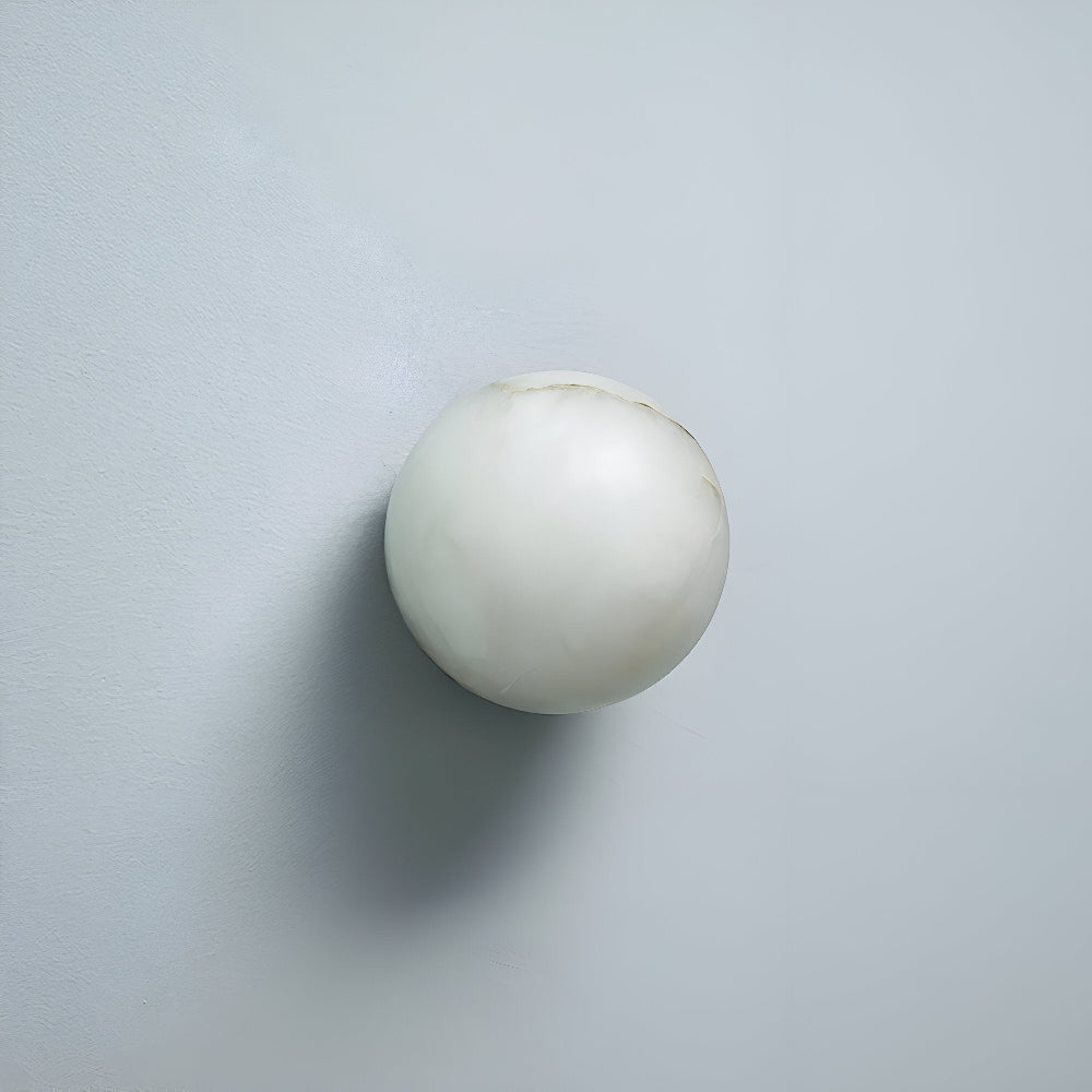 Marmorkuglelampe med alabastskærm og messingbeslag