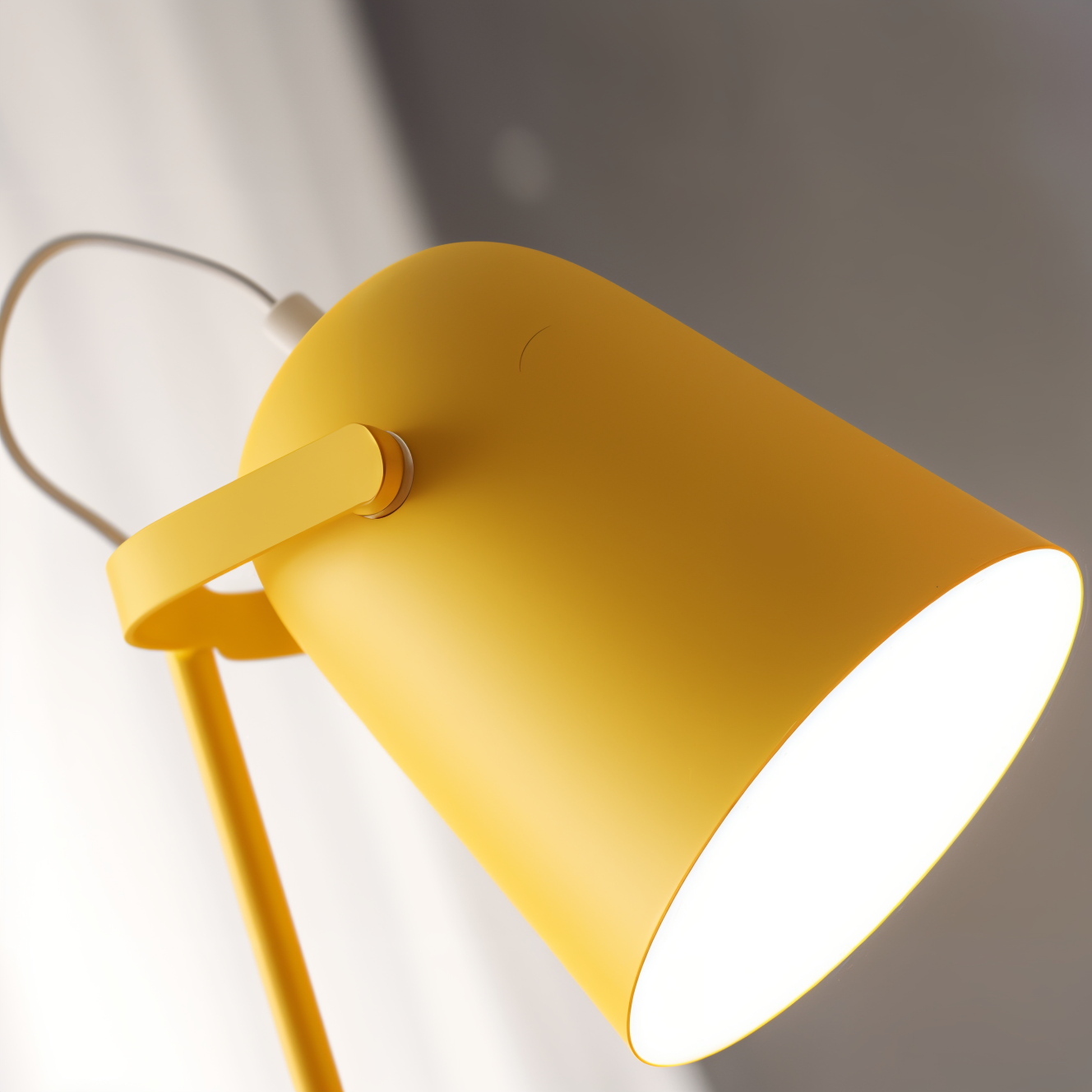 Metal skrivebordslampe Justerbar bordlampe med kegleformet skærm