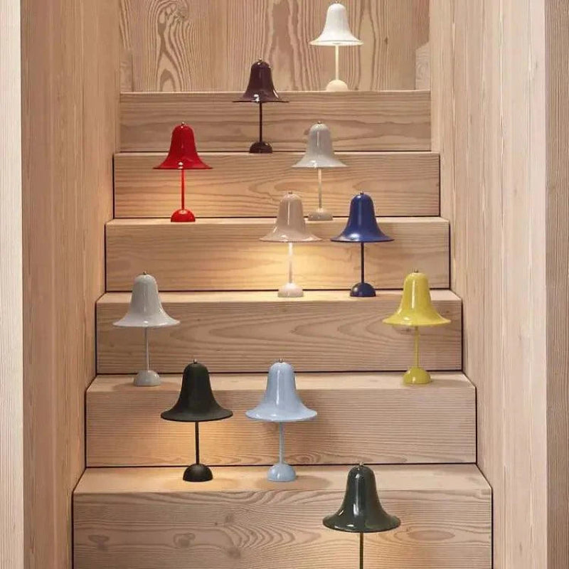 Metalbordlampe med urskærm og rund fod