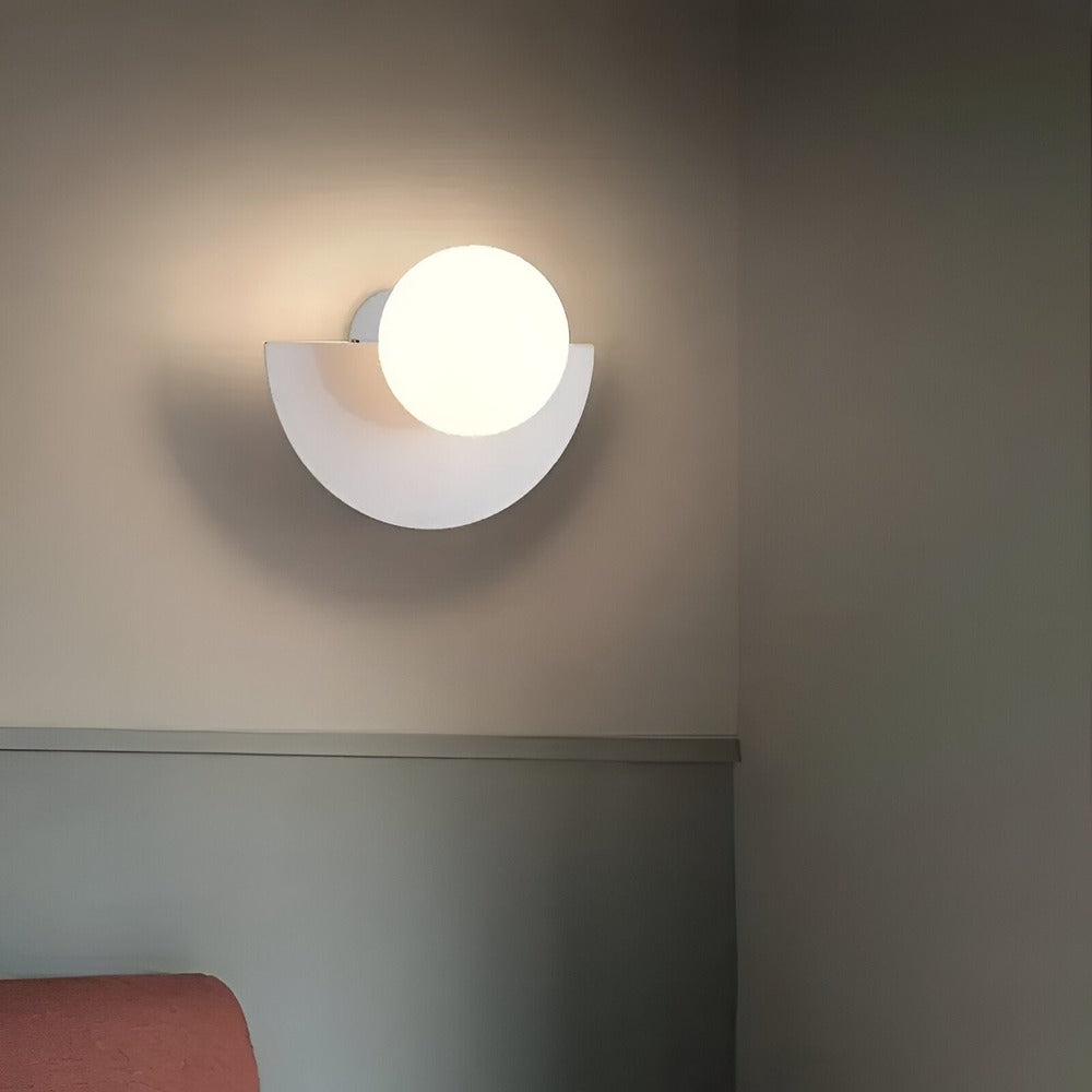 Metalvæglampe med opalglasskærm og halvmånedesign