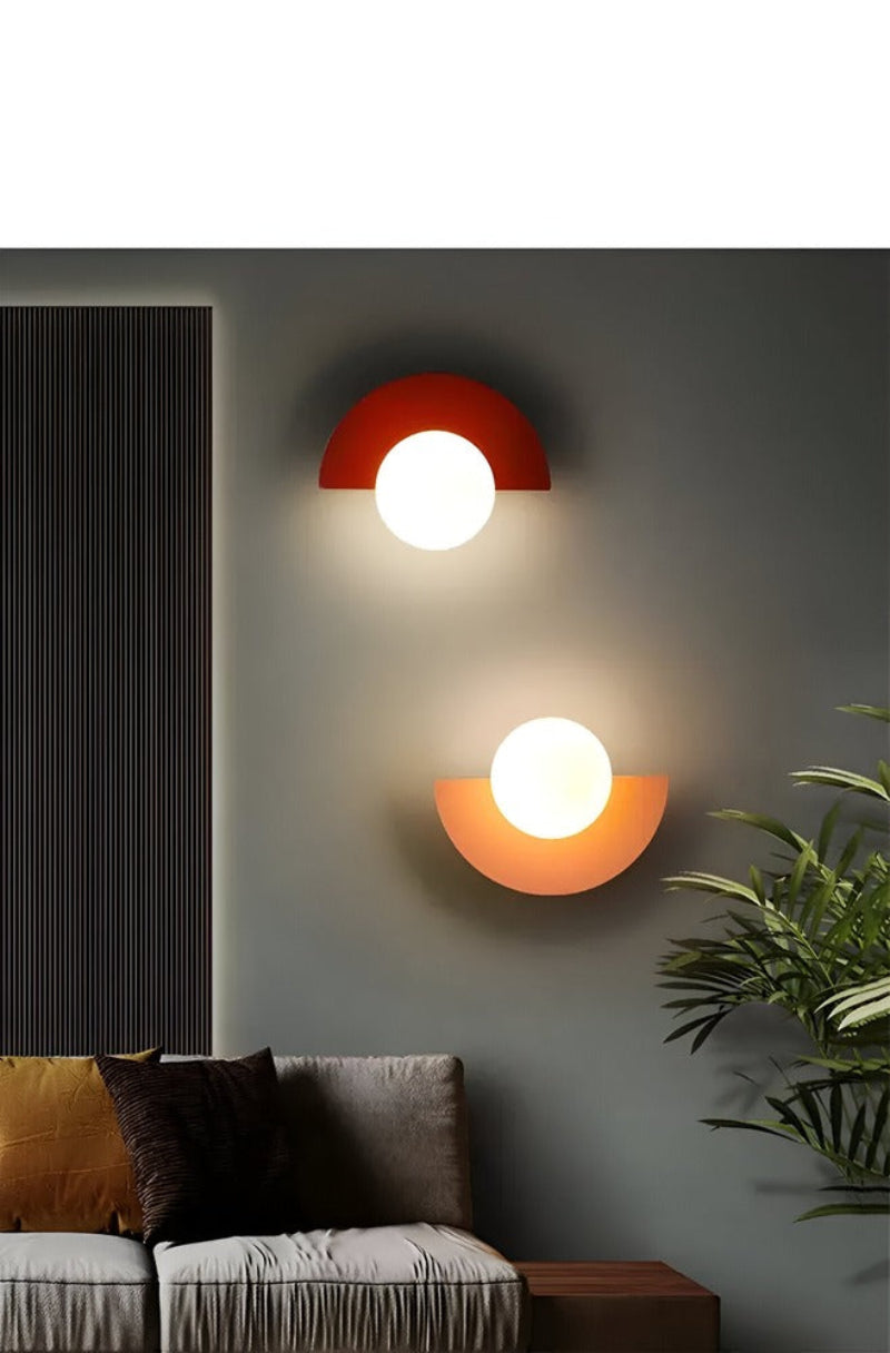 Metalvæglampe med opalglasskærm og halvmånedesign