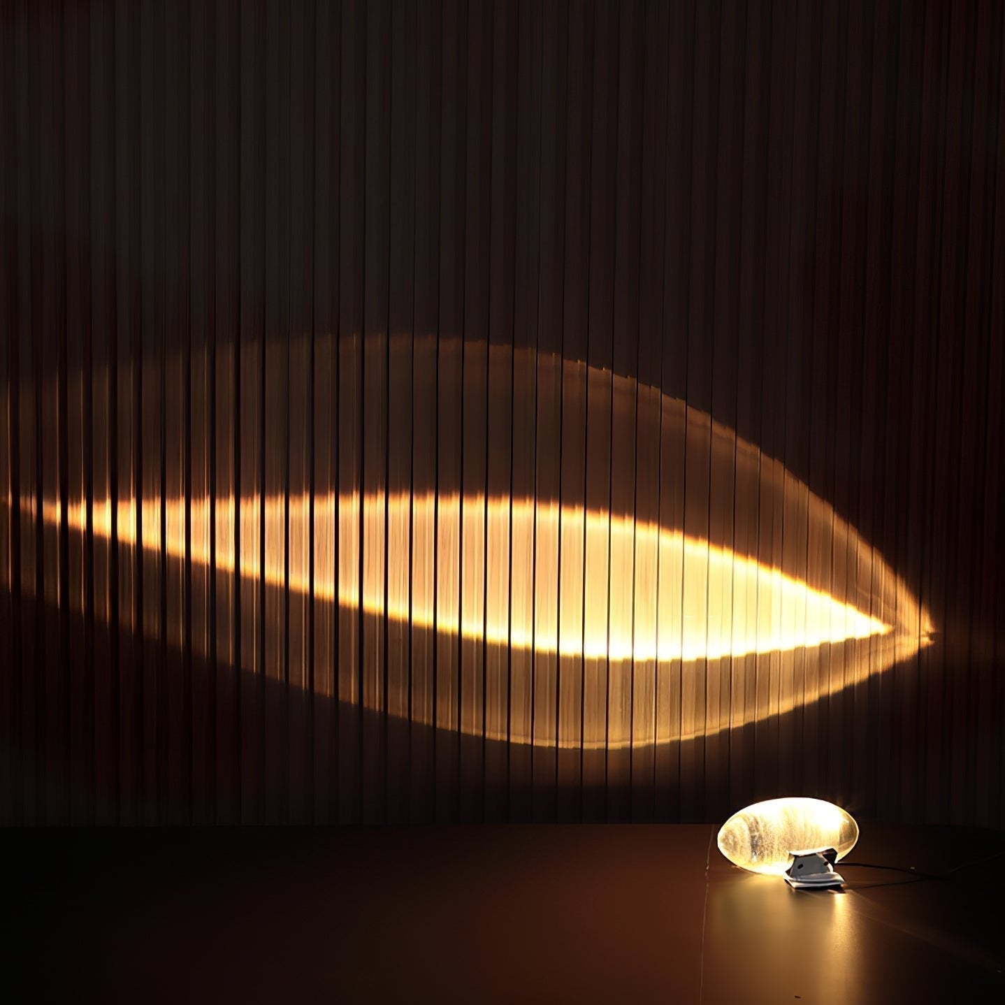 Oval dekorativ bordlampe med transparent linseformet krop og indvendig glød