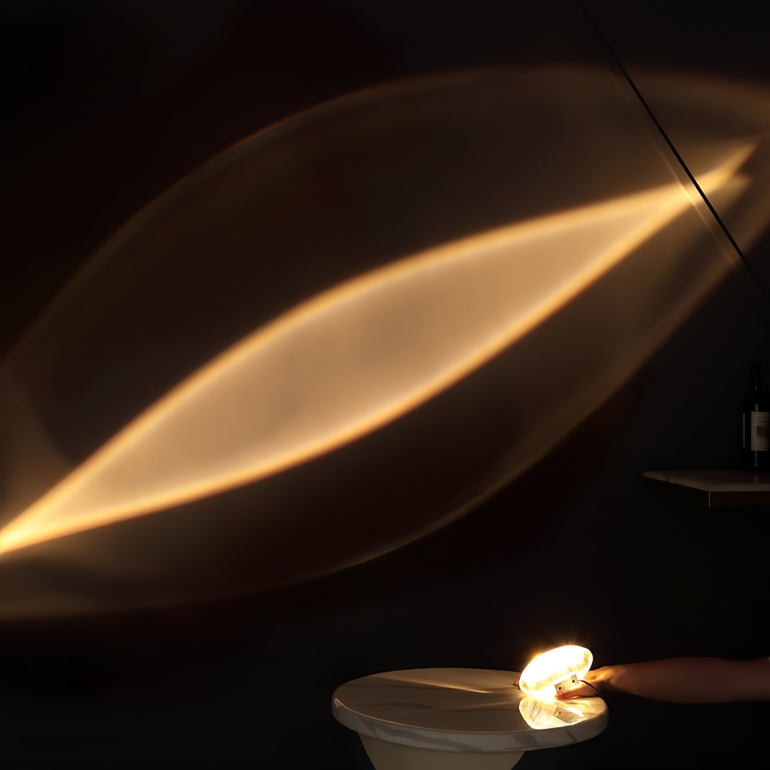 Oval dekorativ bordlampe med transparent linseformet krop og indvendig glød