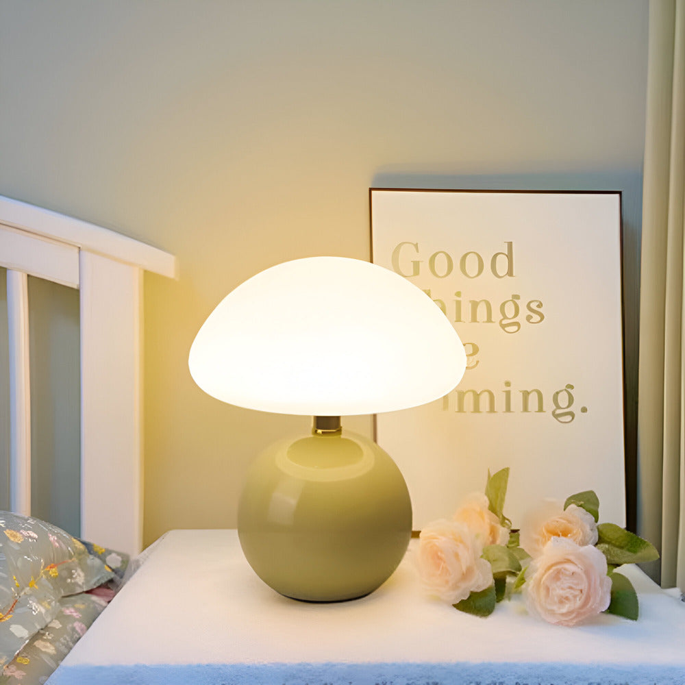 Paddeformet bordlampe med kugleformet base og kuppelformet opalglasskærm