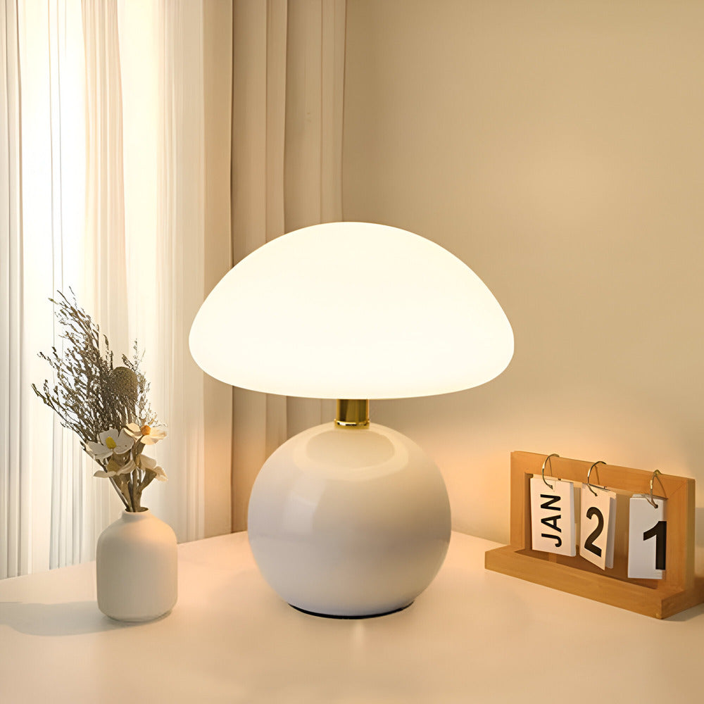Paddeformet bordlampe med kugleformet base og kuppelformet opalglasskærm