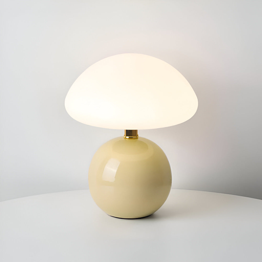 Paddeformet bordlampe med kugleformet base og kuppelformet opalglasskærm