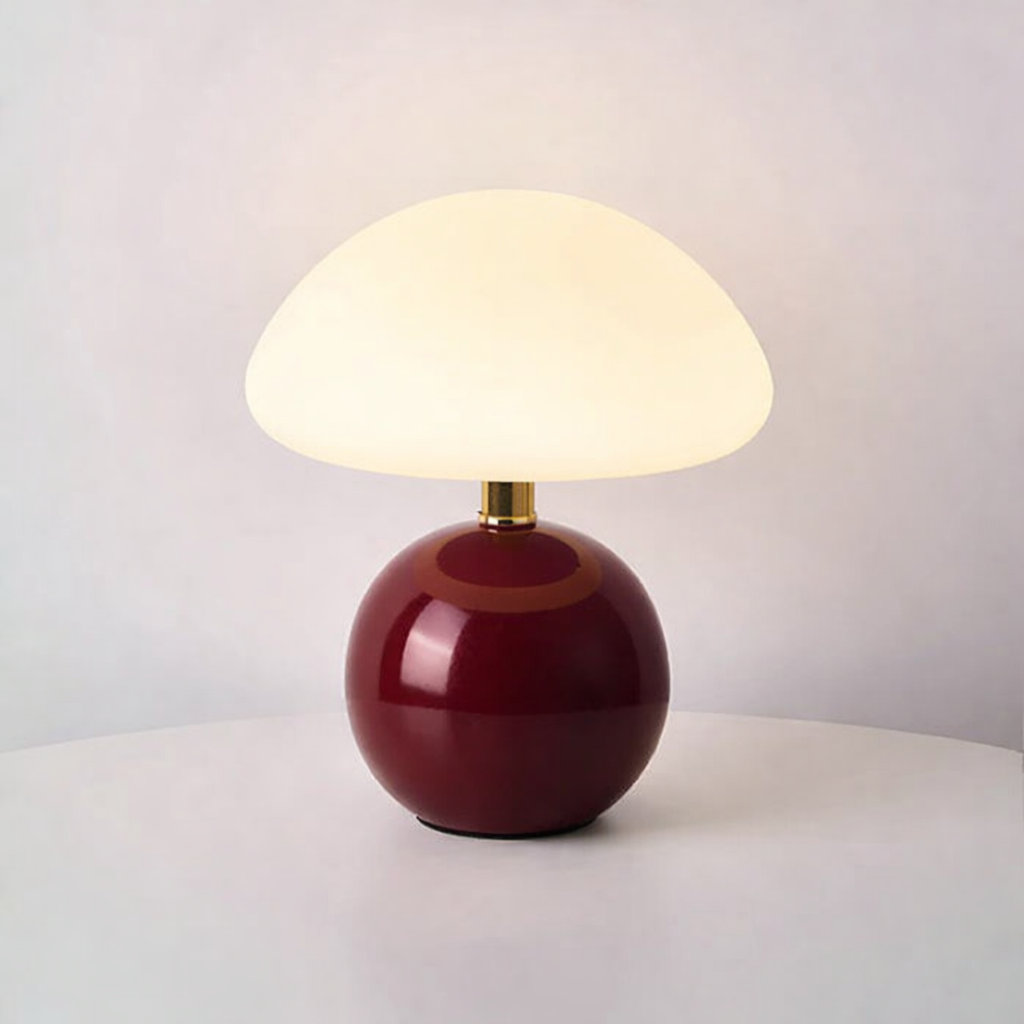 Paddeformet bordlampe med kugleformet base og kuppelformet opalglasskærm