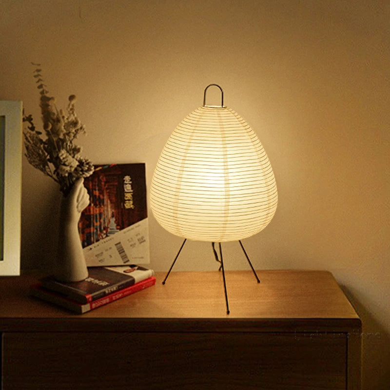 Papirlanterne bordlampe ægformet ribbet skærm på trådstativ