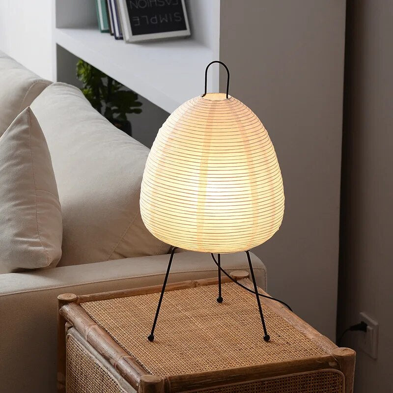 Papirlanterne bordlampe ægformet ribbet skærm på trådstativ