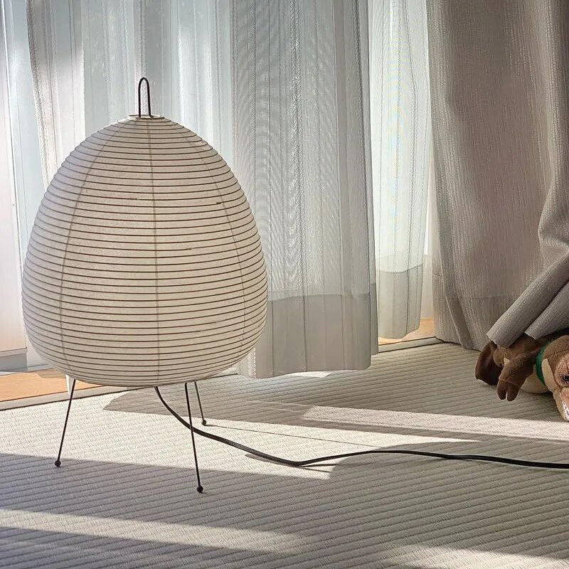 Papirlanterne bordlampe ægformet ribbet skærm på trådstativ