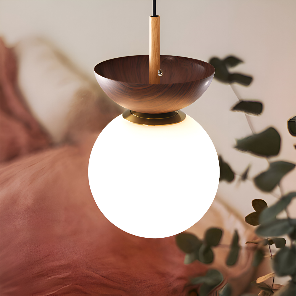 Plafondlampe med rund opal glaskuppel og træbase