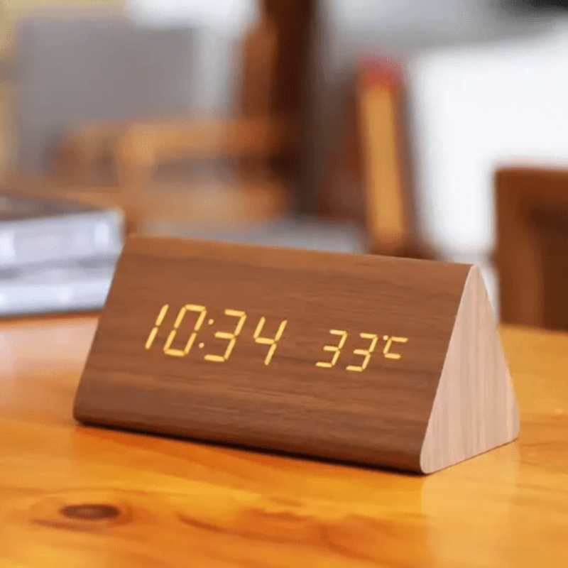 Rectangular digital alarm clock in wood look with LED and temperature display