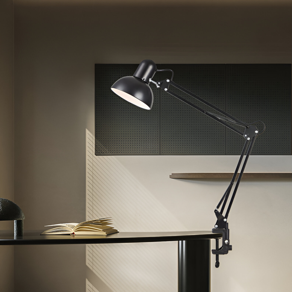 Roterende skrivebordslampe med klemme og dobbeltforbundet arm