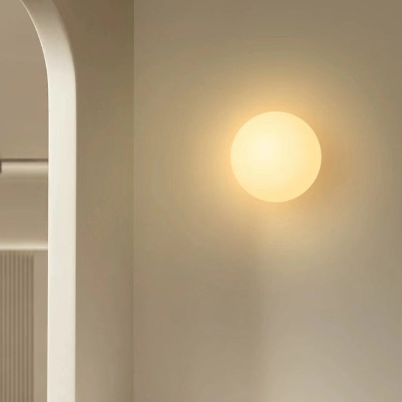 Rund LED væglampe i glaskugle med indbygget diffust lys