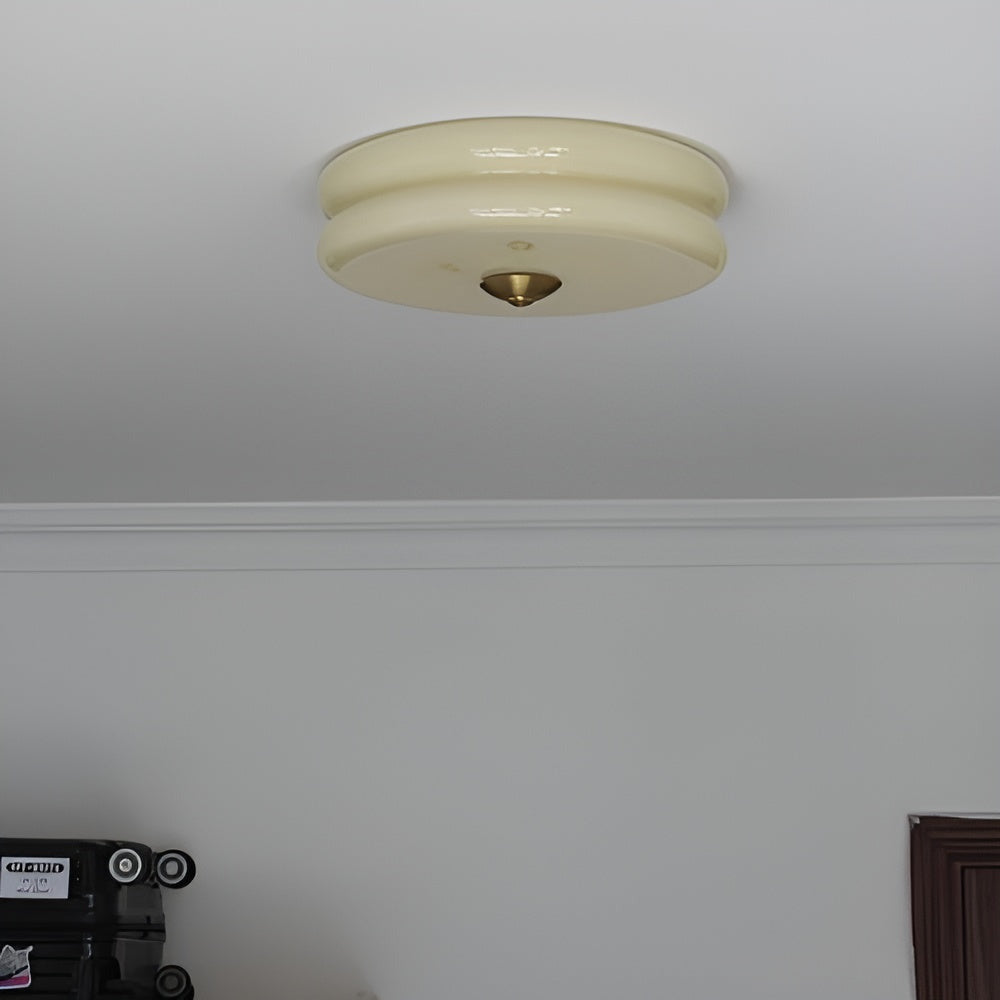 Rund loftlampe i opalglas med krom og gulddetaljer