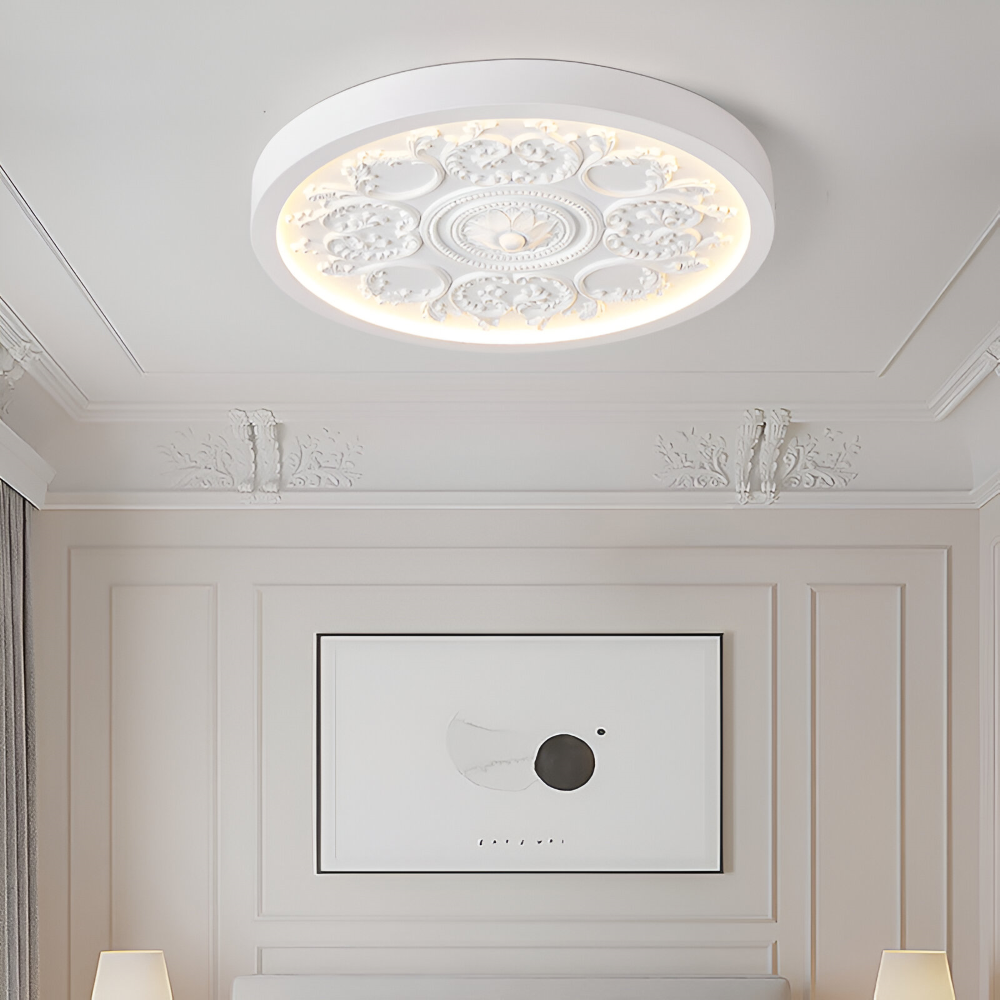 Rund loftslampe i barokstil udskåret relief med blomsterornamentik og træramme