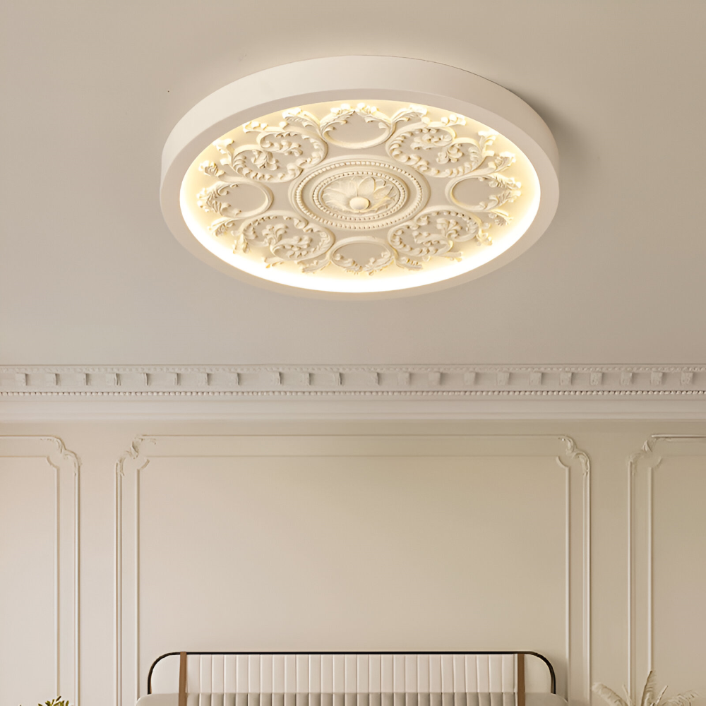 Rund loftslampe i barokstil udskåret relief med blomsterornamentik og træramme