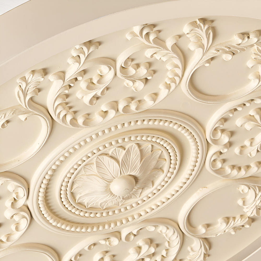 Rund loftslampe i barokstil udskåret relief med blomsterornamentik og træramme
