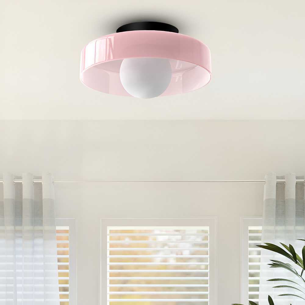 Rund loftslampe i glas med opal glaskugle