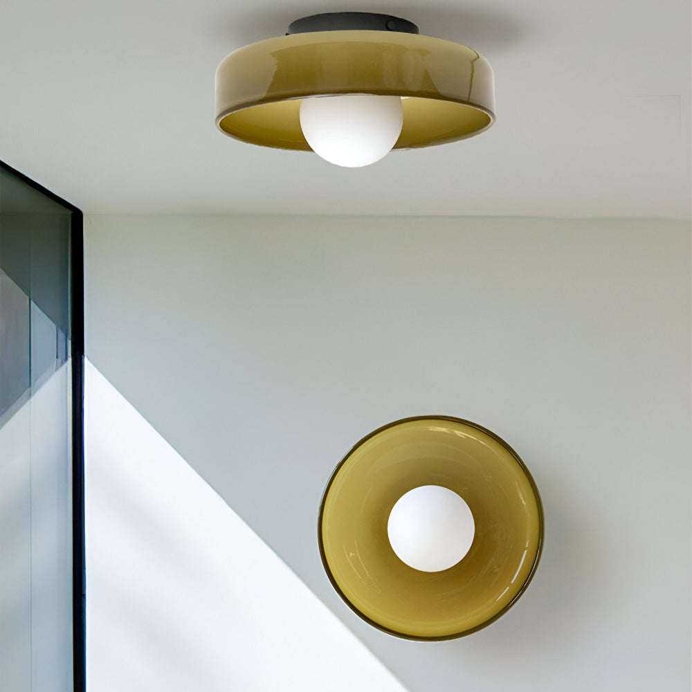 Rund loftslampe i glas med opal glaskugle