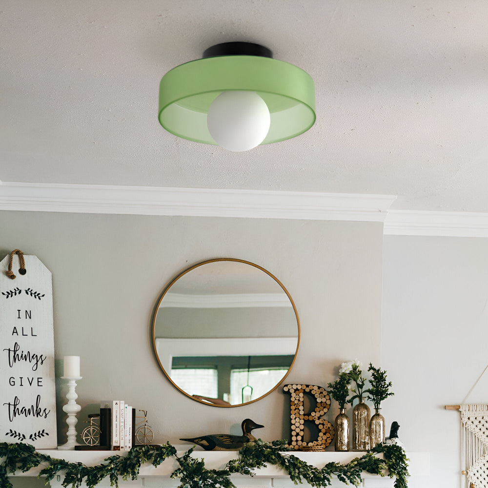 Rund loftslampe i glas med opal glaskugle
