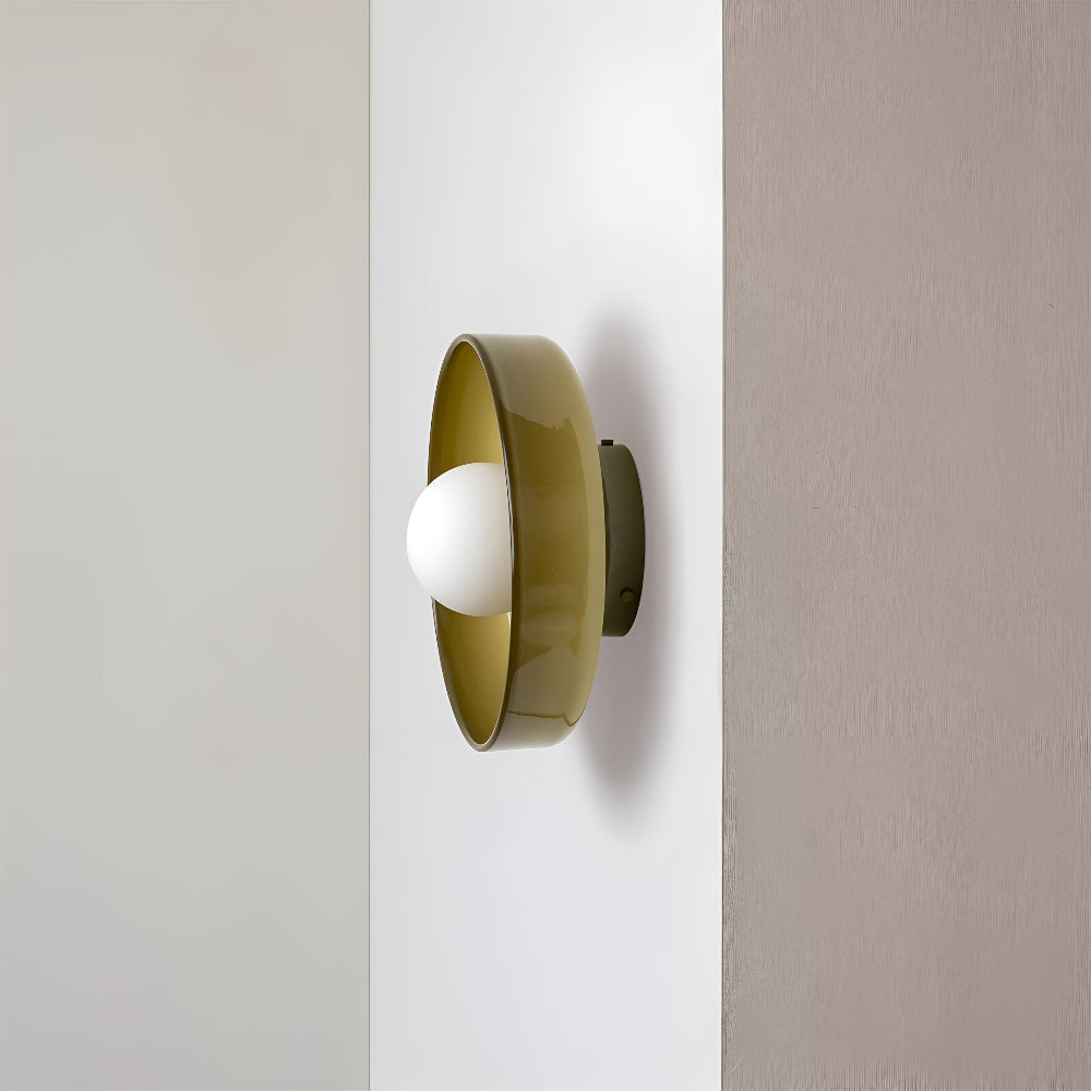 Rund loftslampe i glas med opal glaskugle