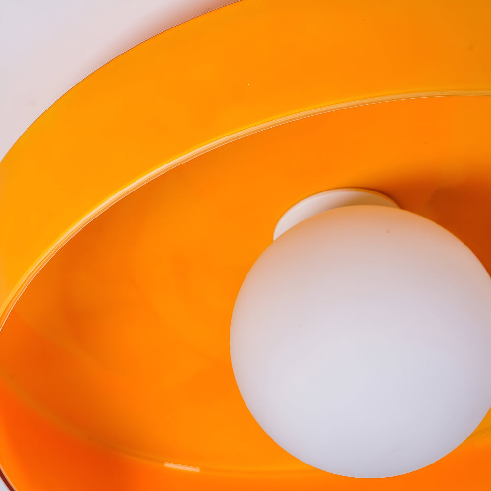 Rund loftslampe i glas med opal glaskugle