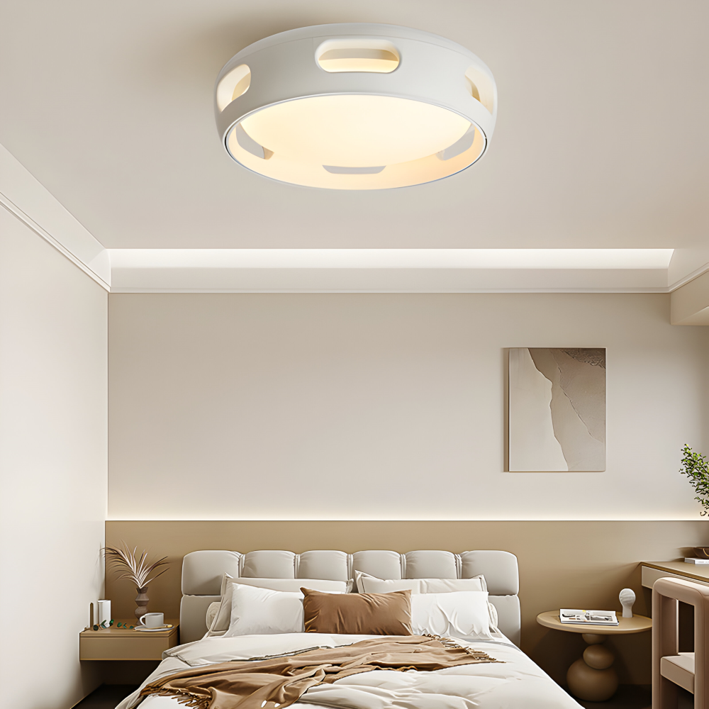 Rund loftslampe i ovale udskæringer og matteret diffuser