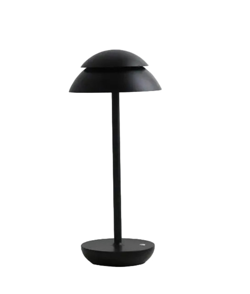 Trådløs bordlampe i metal med paddehatformet skærm