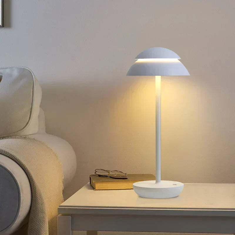 Trådløs bordlampe i metal med paddehatformet skærm