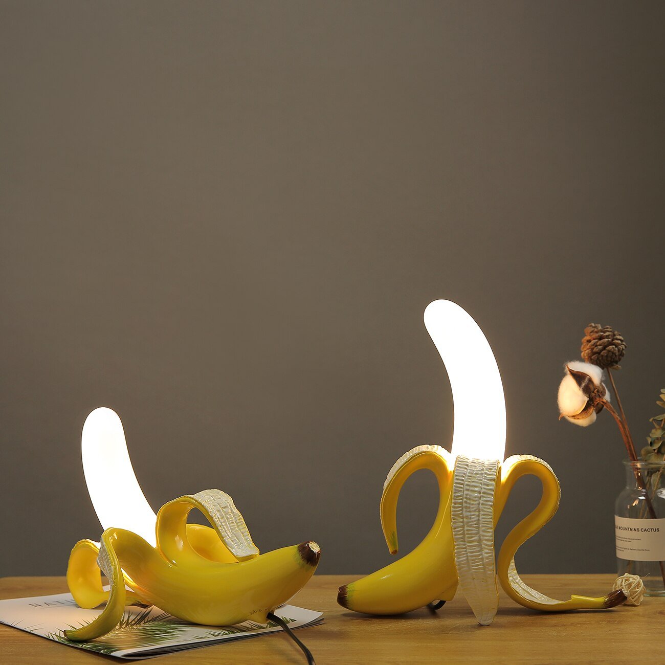 Bananbordlampe med skinnende metalfinish