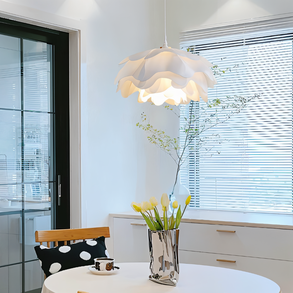 Blomsterformet skærmpendellampe med lagdelte kronblade
