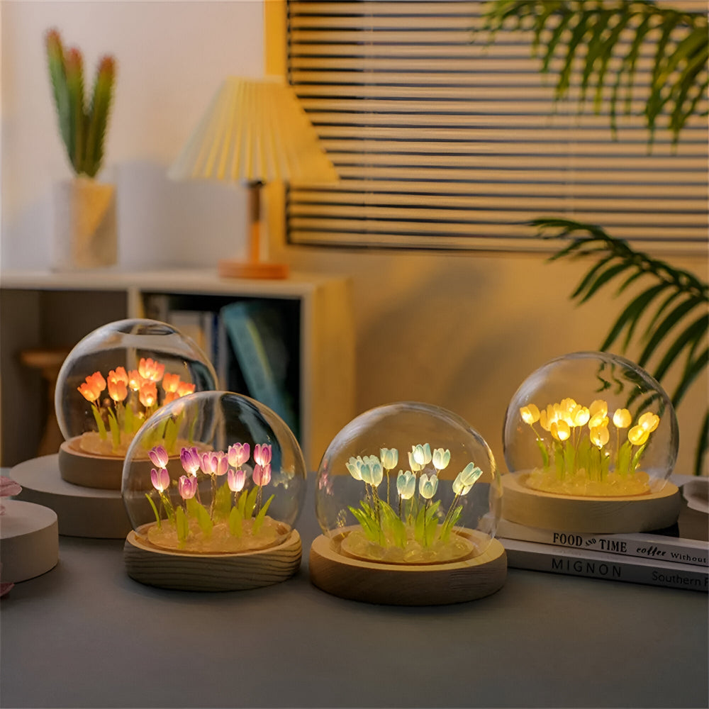 Blomsterlampe lysende tulipaner under glaskuppel med træbase