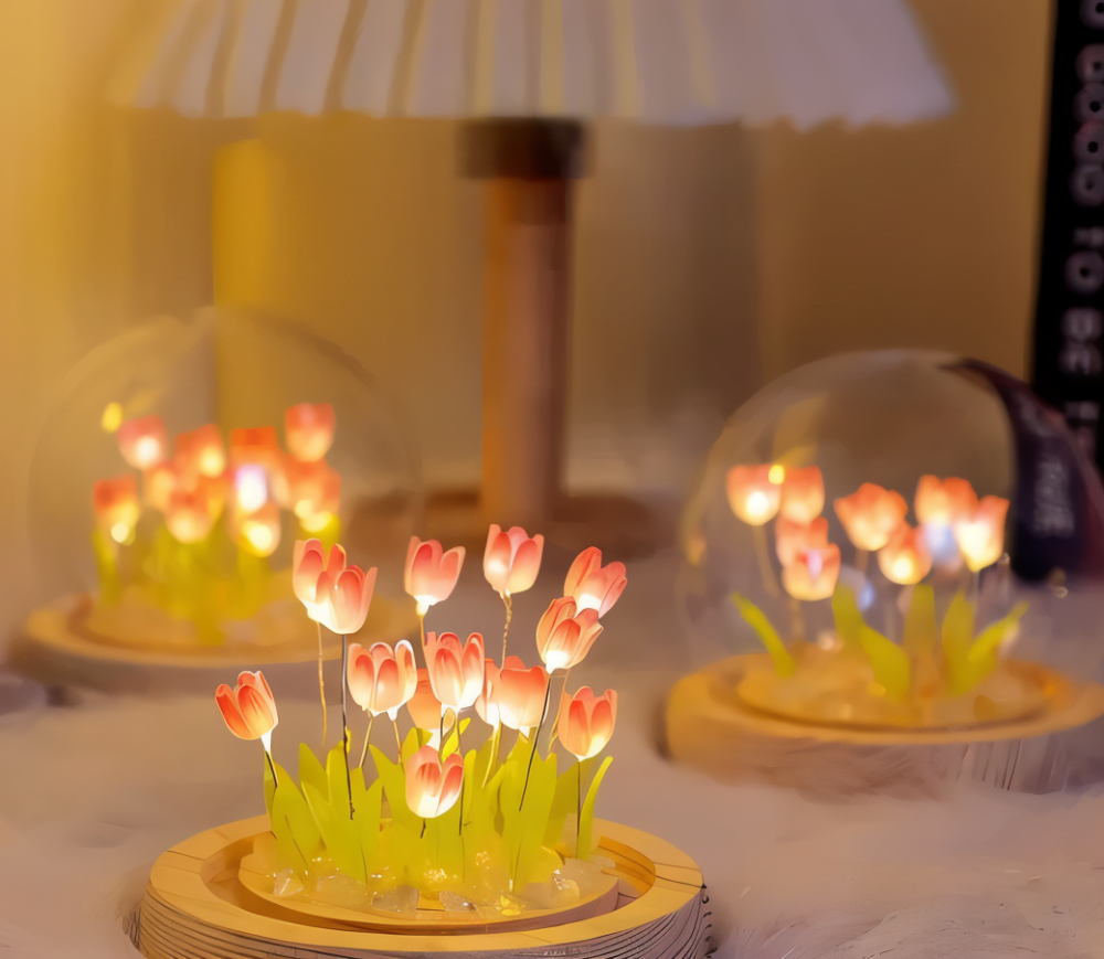 Blomsterlampe lysende tulipaner under glaskuppel med træbase