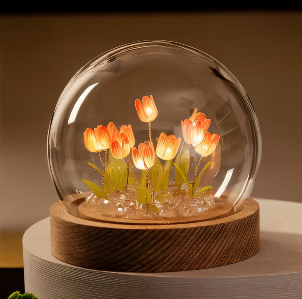 Blomsterlampe lysende tulipaner under glaskuppel med træbase