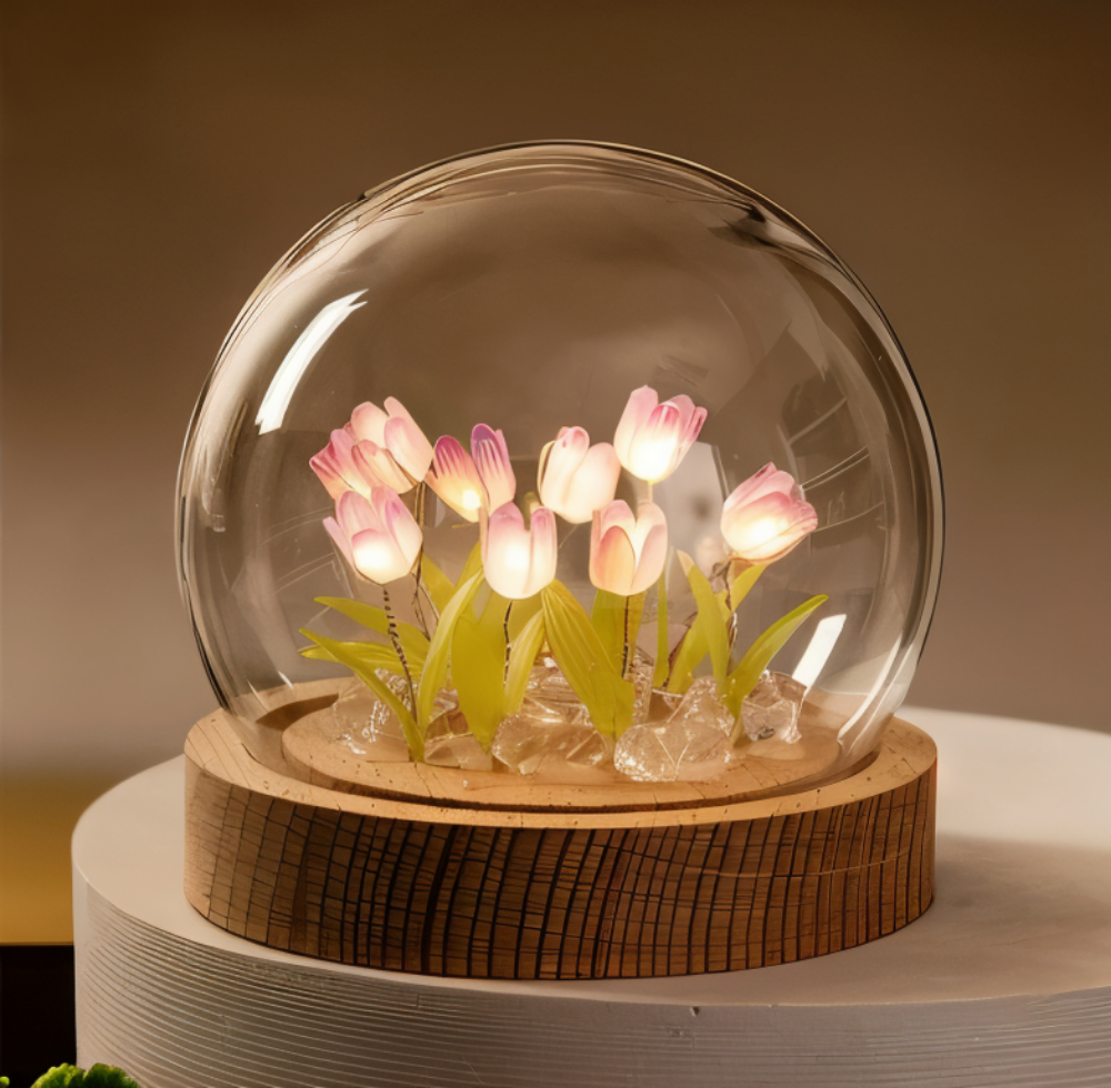 Blomsterlampe lysende tulipaner under glaskuppel med træbase